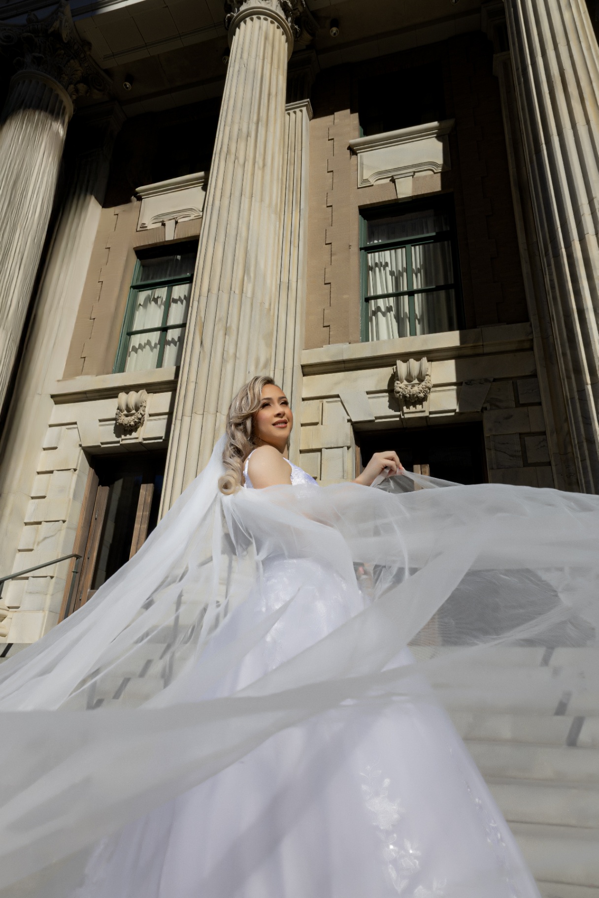 Novia entre columnas