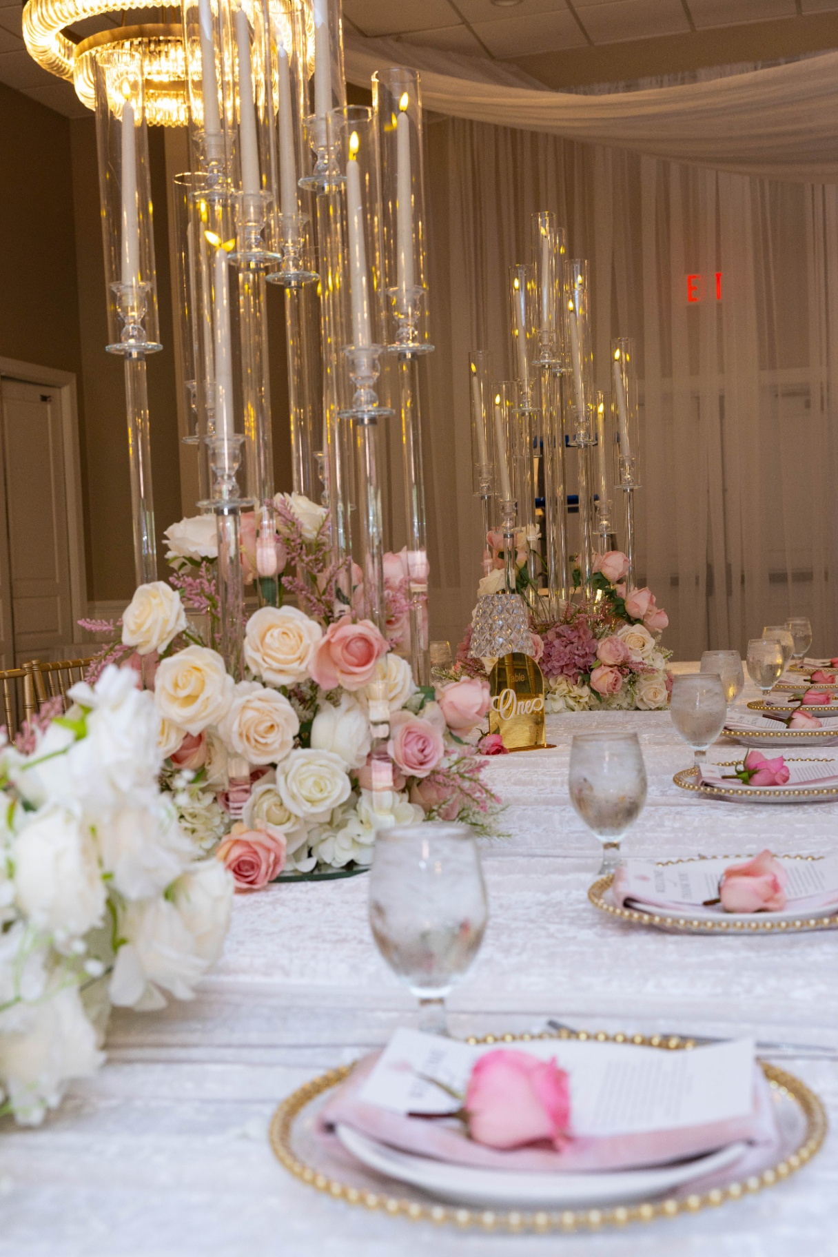Mesa con candelabros