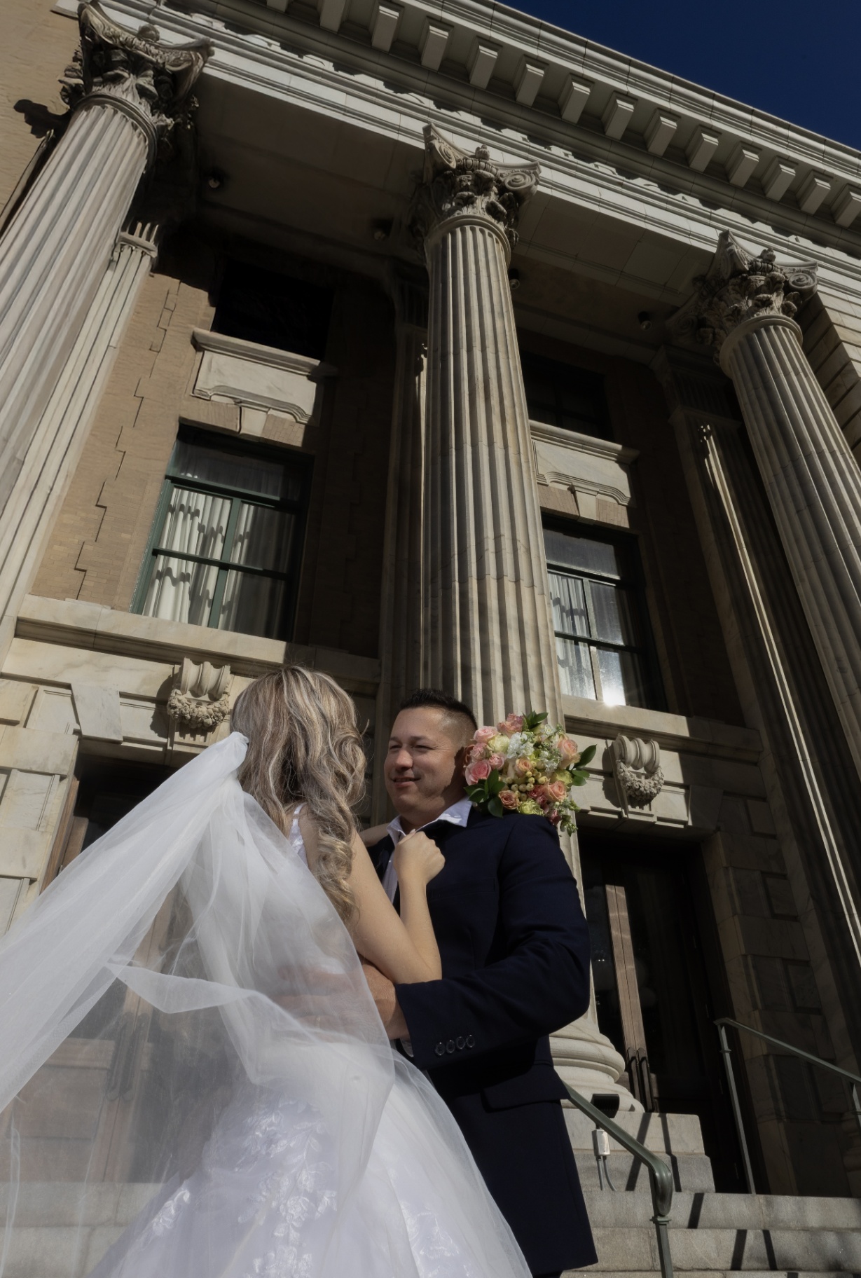 Novios en columnas